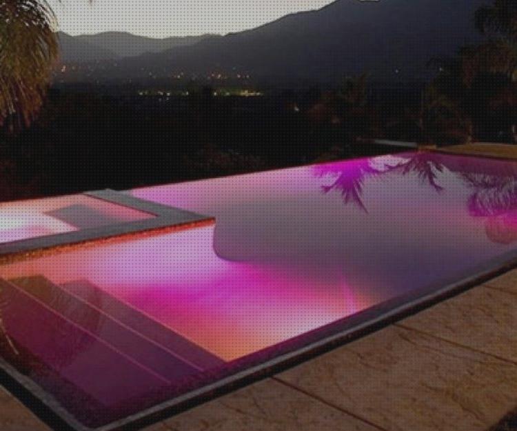 Review de piscina con luces de colores